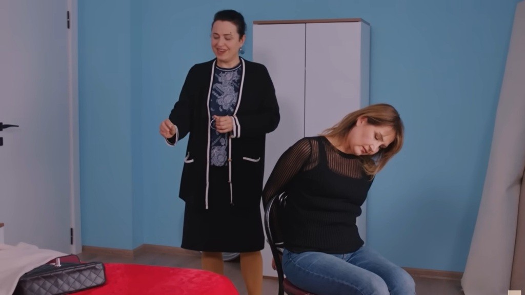 Cavidan ogląda pierścionek i bransoletkę, które ukradła nieprzytomnej Feraye.