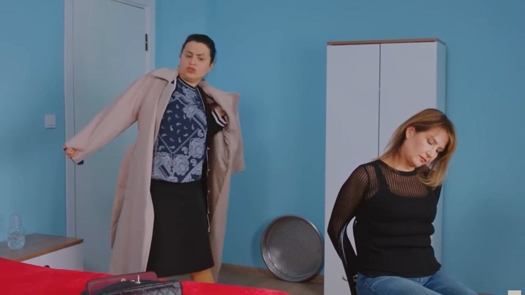 Cavidan zakłada płaszcz Feraye.