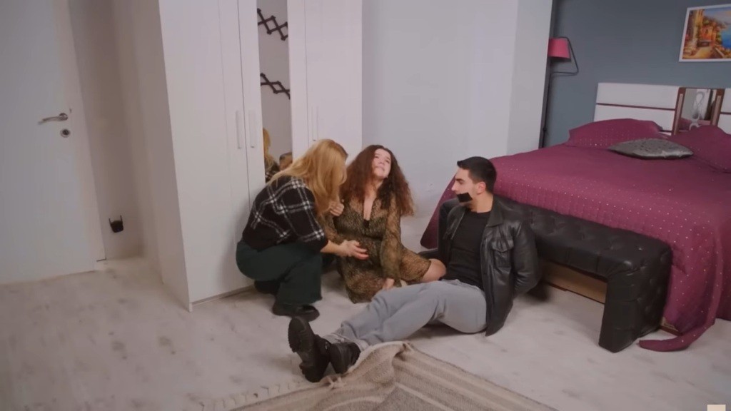 Seda pochyla się nad cierpiącą Melis. Obok leży związany Gokhan.