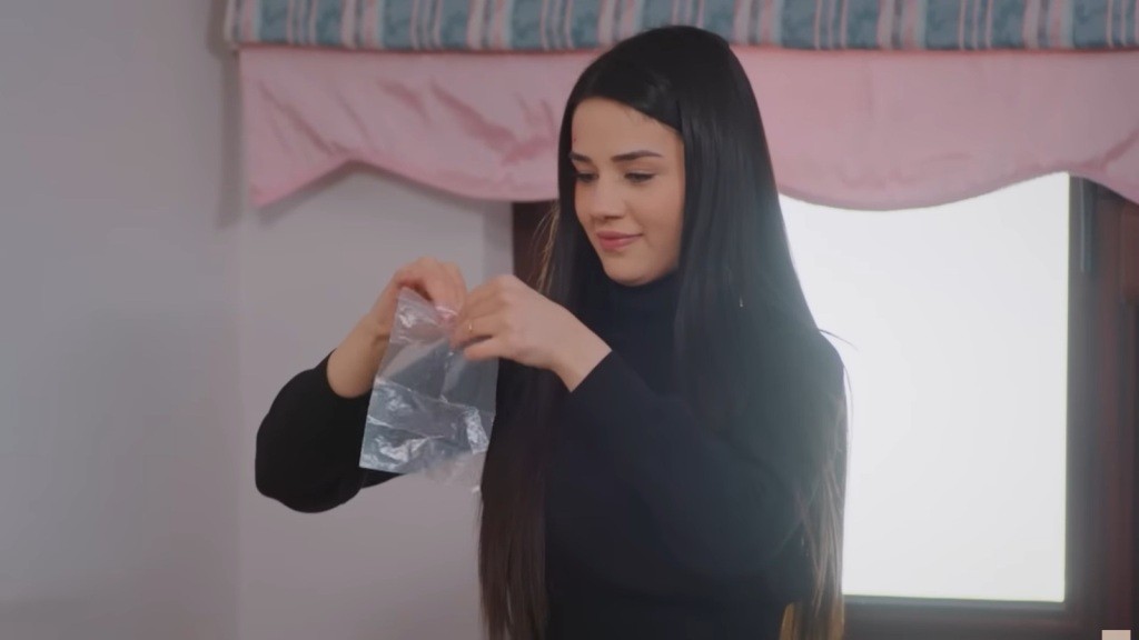 Bahar chowa włos do woreczka.