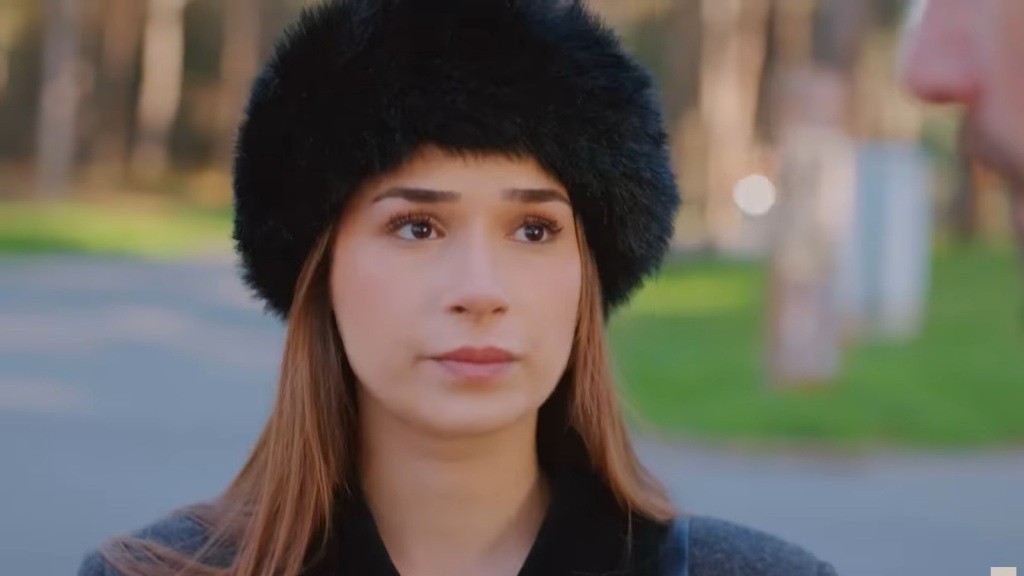 Na twarzy Sili maluje się obawa.