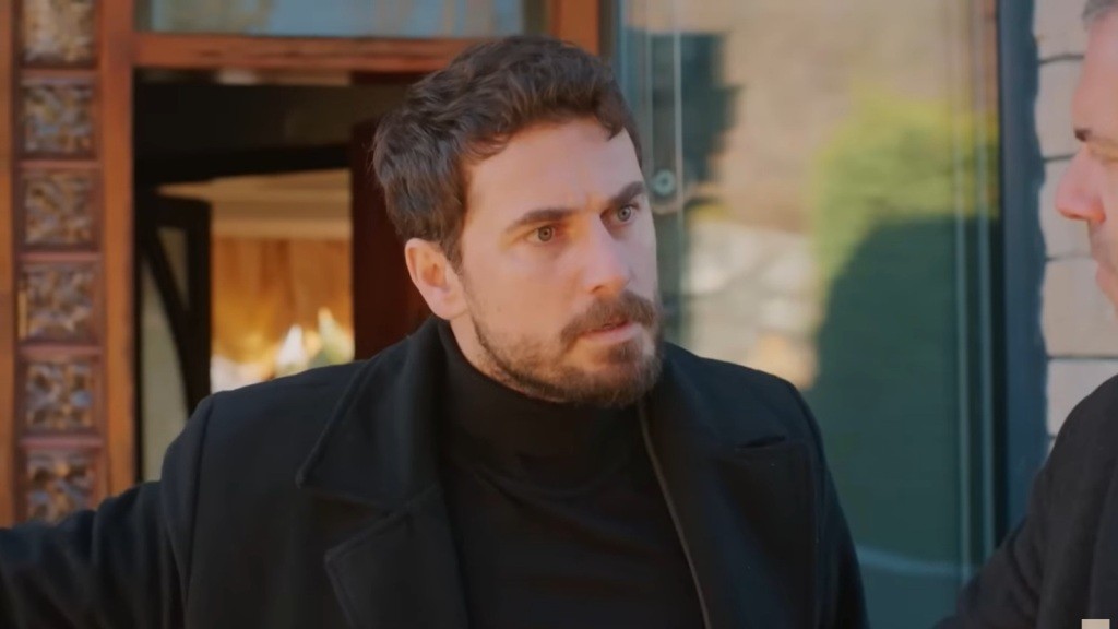 Kuzey patrzy ze złością i niedowierzaniem.