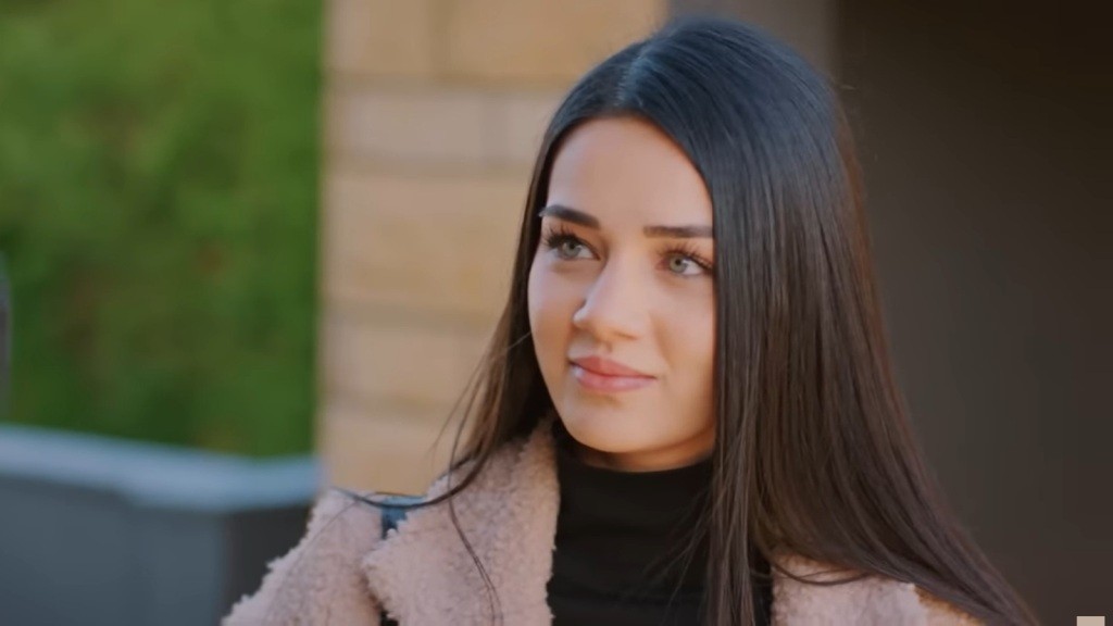 Bahar uśmiecha się cwaniacko.