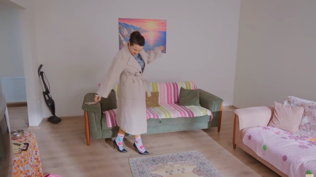 Cavidan przechadza się w rzeczach Feraye.