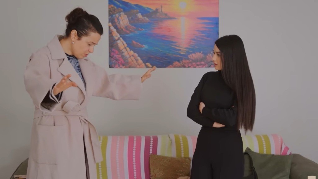 Cavidan prezentuje swój ubiór przed Bahar.