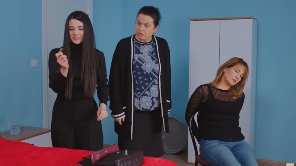 Bahar znajduje pendrive'a w rzeczach nieprzytomnej Feraye.