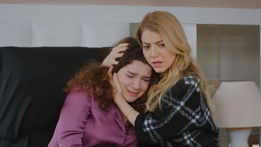 Seda obejmuje zrozpaczoną Melis.