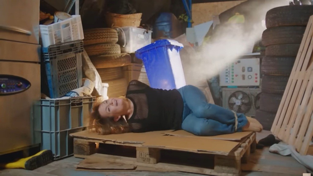 Feraye leży związana i zakneblowana na palecie w garażu.