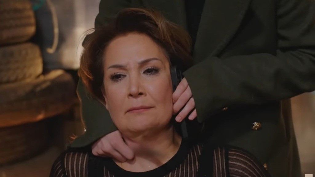 Feraye jest zmuszona do rozmowy telefonicznej.