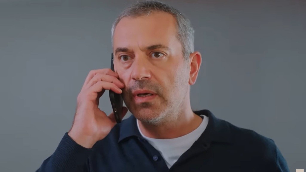 W oczach Bulenta maluje się strach, gdy rozmawia przez telefon.