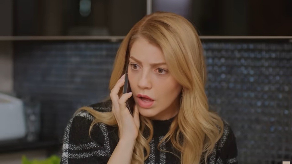 Seda jest w szoku, gdy rozmawia przez telefon.