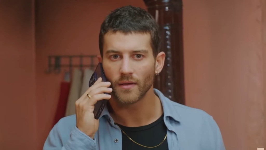 Cihan rozmawia przez telefon.