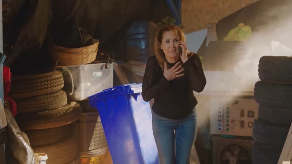 Feraye udaje się pozbyć więzów i rozmawia przez telefon.