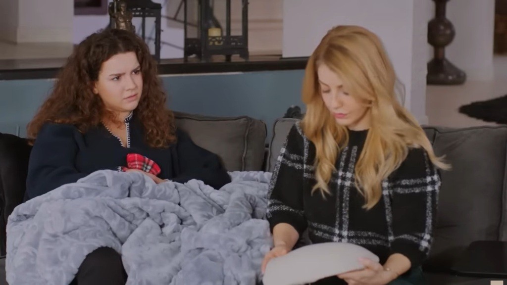 Seda pokazuje Melis protezę brzucha ciążowego.