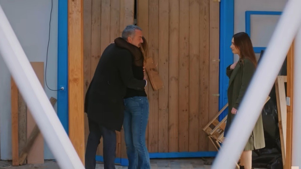 Feraye, tuż po odzyskaniu wolności, przytula się do Bulenta. Obok stoi Sila.