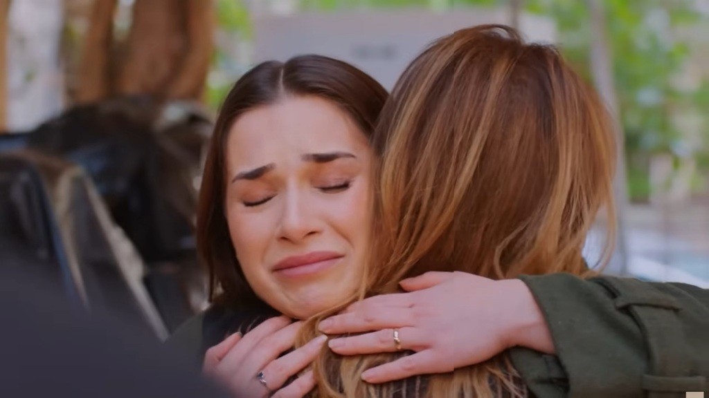 Sila przytula się do Feraye. Jej twarz wyraża głębokie wzruszenie.