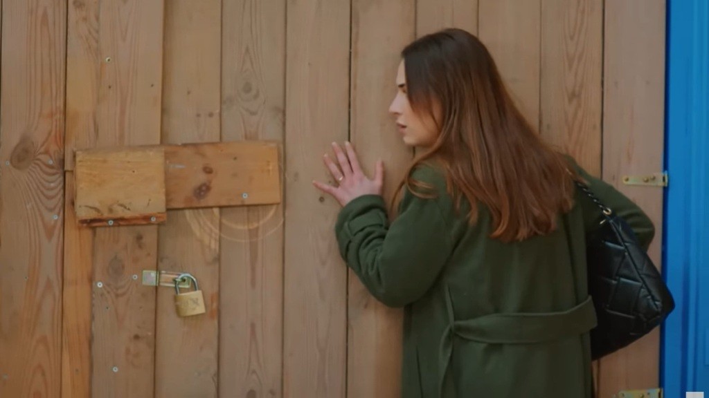 Sila nasłuchuje przy drzwiach garażu.