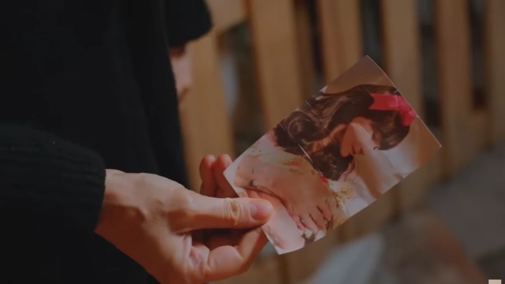 Zdjęcie młodej Feraye z maleńką Silą na rękach.