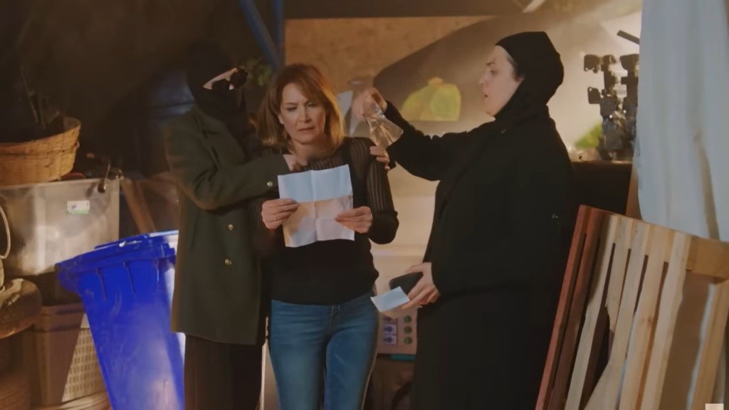 Cavidan pokazuje Feraye kartkę z wynikami badania DNA.