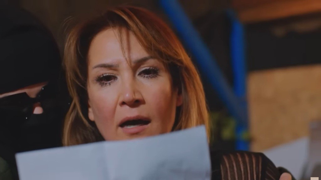 Feraye jest w szoku, gdy zapoznaje się z wynikami badania DNA.