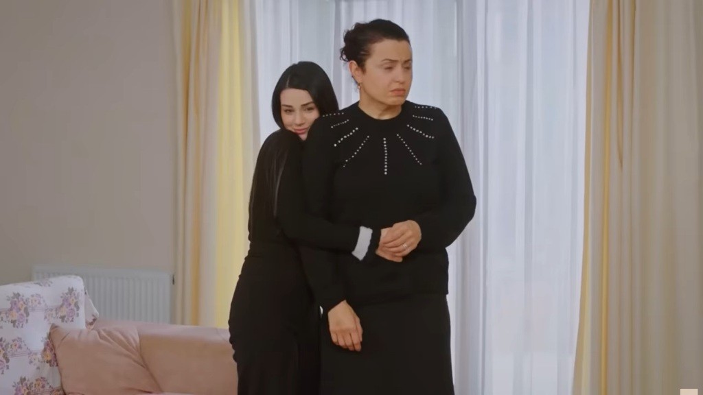 Bahar obejmuje swoją mamę.