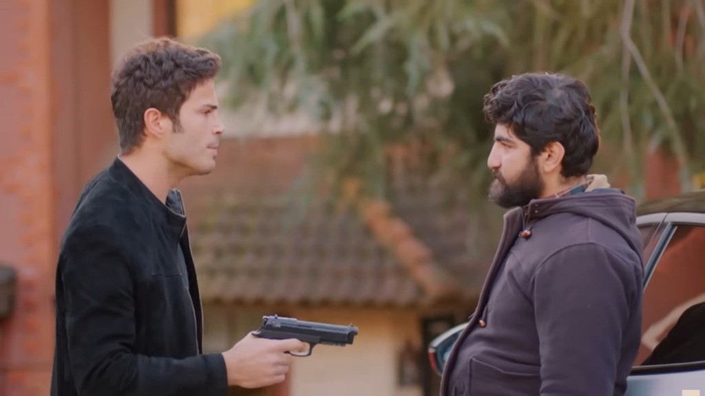 Ege stoi przed Necatim z pistoletem w ręku.