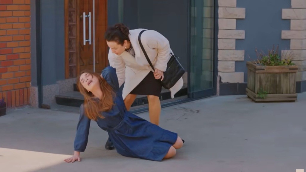 Cavidan rzuca Silę na ziemię.