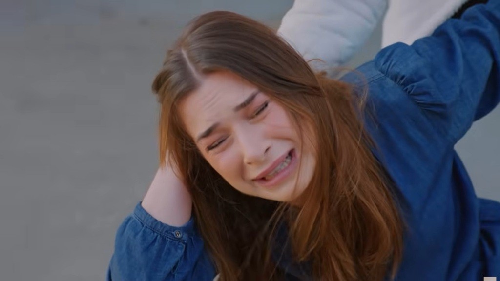 Zbliżenie na zapłakaną twarz Sili, nad którą znęca się Cavidan.