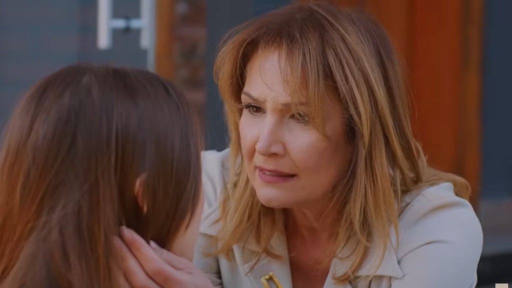 Feraye obejmuje policzki Sili.