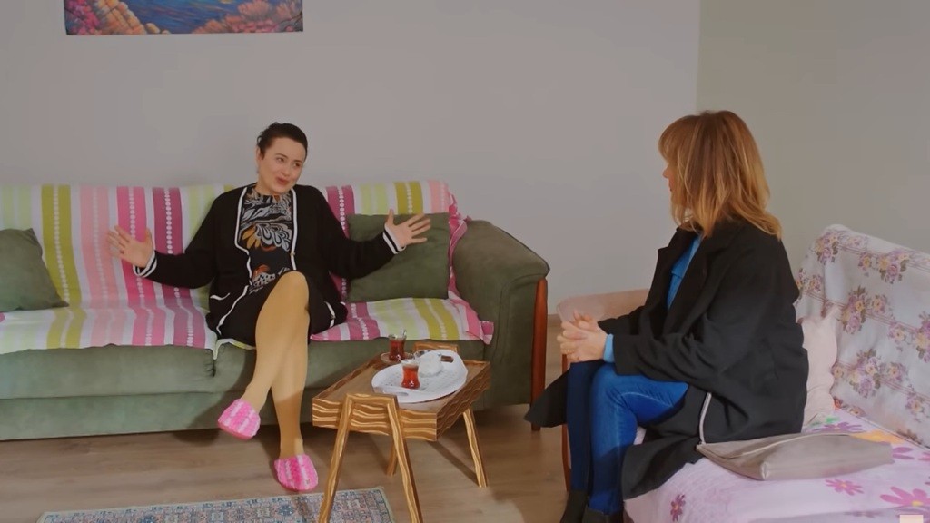 Cavidan i Feraye rozmawiają w domu Sukru.