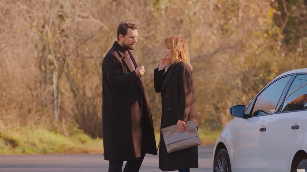 Kuzey i Feraye rozmawiają na drodze.