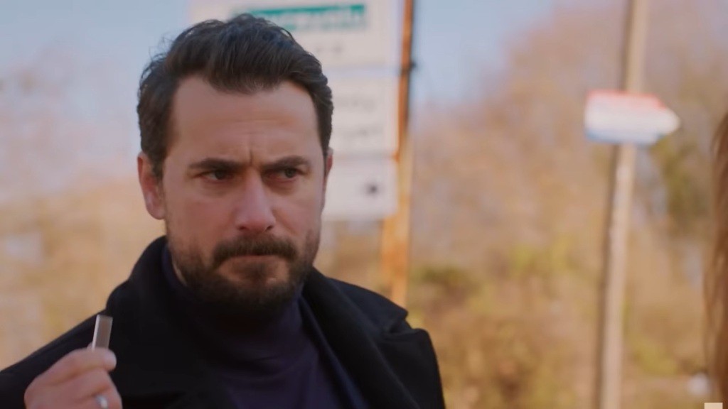 Kuzey ściska w palcach pendrive'a.