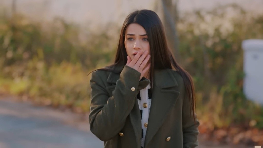 Bahar zakrywa usta dłonią, wyraźnie czymś przestraszona.
