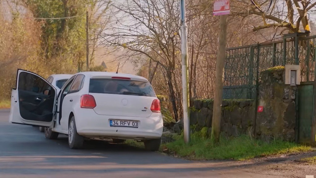 Samochód Feraye ma otwarte drzwi.