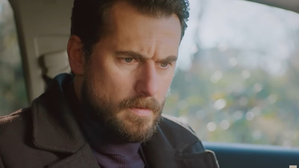 Kuzey z napięciem na twarzy ogląda nagranie, siedząc w samochodzie.