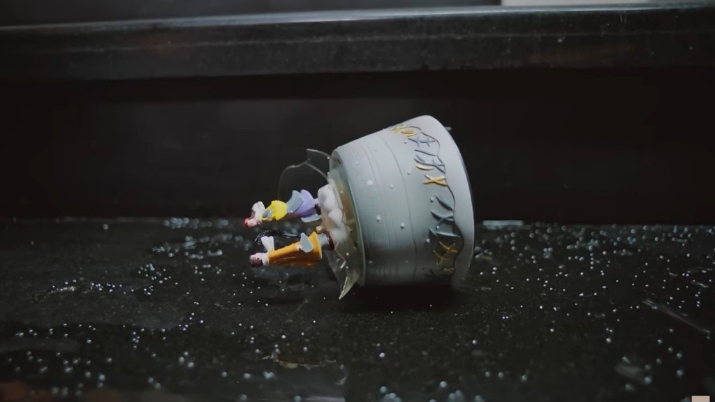 Zbliżenie na rozbitą kulę śnieżną.