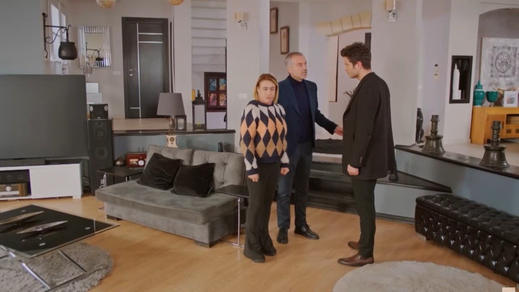 Belkis, Bulent i Ege rozmawiają w salonie.