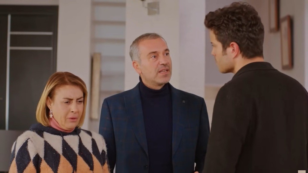 Bulent próbuje przemówić Egemu do rozsądku. Obok niego stoi zdruzgotana Belkis.