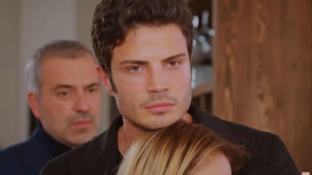 Eeg obejmuje matkę. Za jego plecami stoi Bulent.