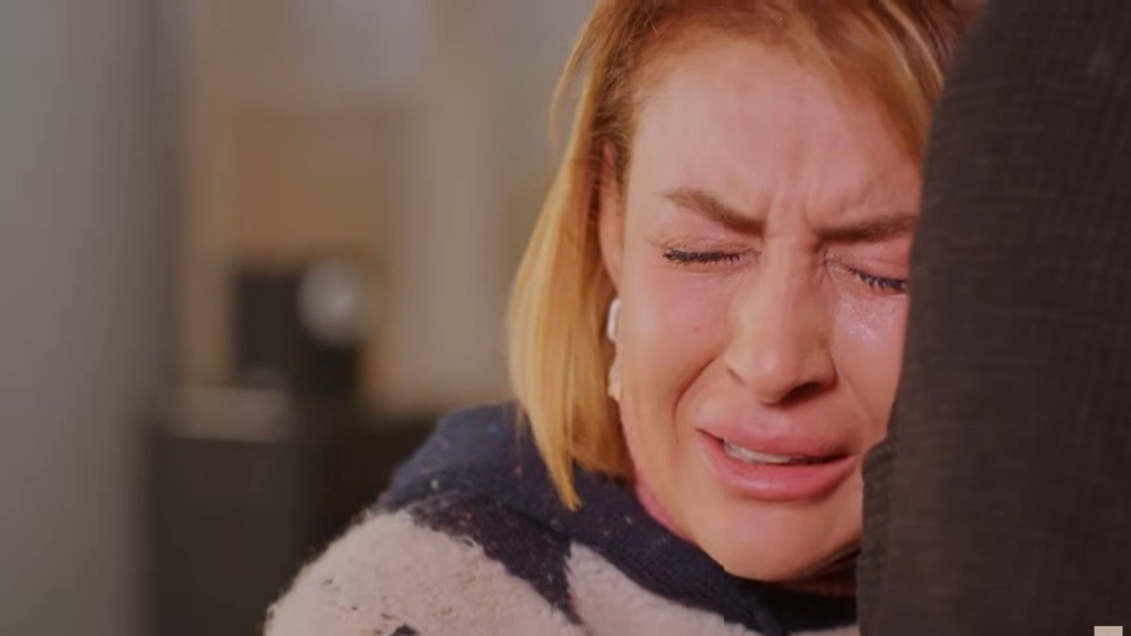 Zrozpaczona Belkis przytula głowę do piersi syna.