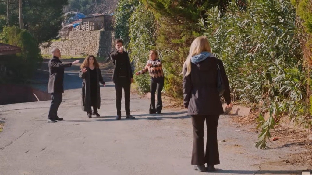 Scena na drodze przed domem Feraye. Ege mierzy z broni do znajdującej się dziesięć metrów przed nim Sedy. Obok niego stoją Bulent, Melis i Belkis.