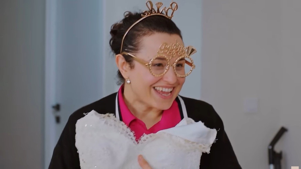 Cavidan i okularach i koronie przyszłej panny młodej.