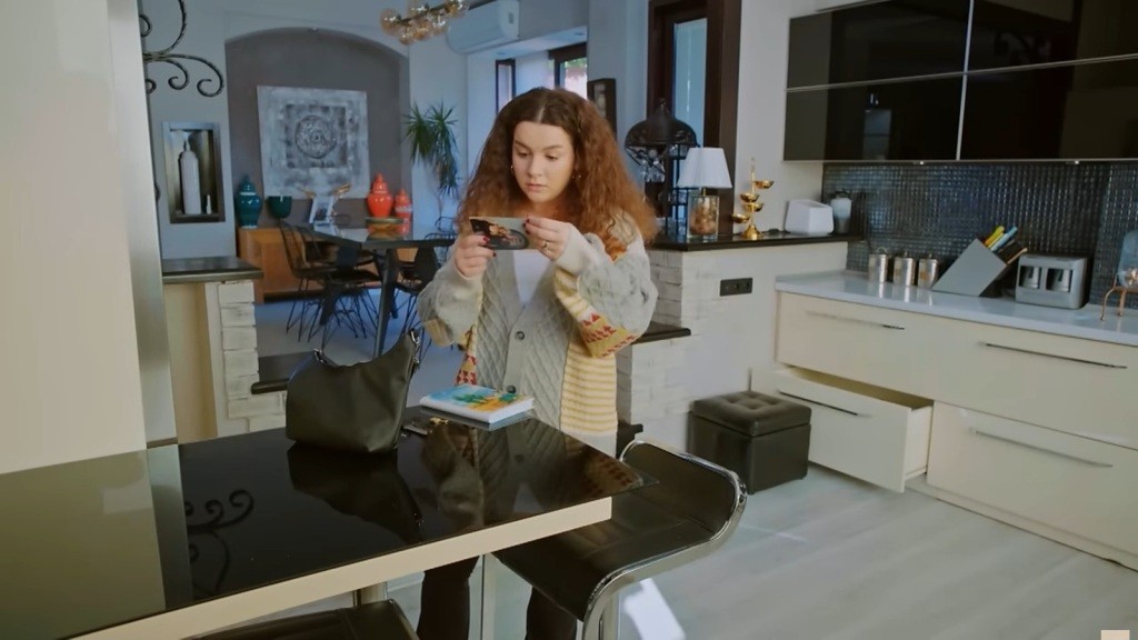 Melis znajduje zdjęcie w pamiętniku Sedy.