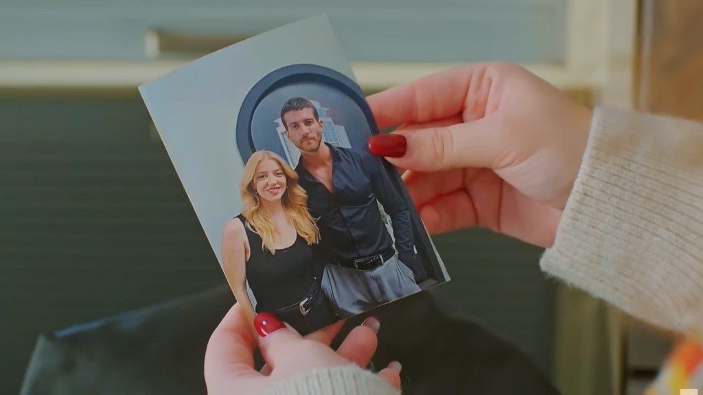 Zdjęcie Sedy i Cihana w rękach Melis.