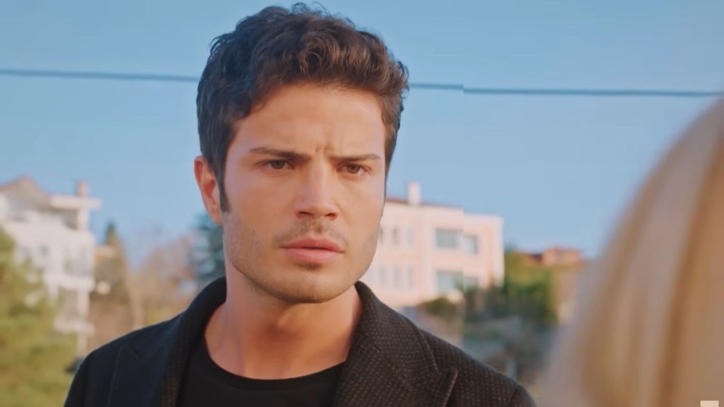 Ege marszczy brwi, patrząc na Sedę. Wydaje się zszokowany tym, co powiedziała.