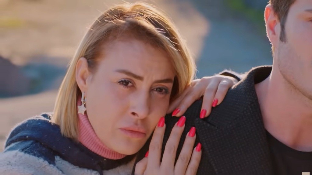 Belkis opiera głowę na ramieniu Egego.