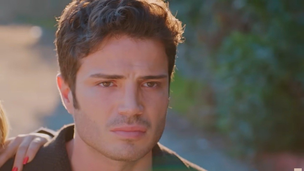 Ege ma łzy w oczach. Jego twarz wyraża, że czuje ból i pustkę, jakich nie czuł nigdy.