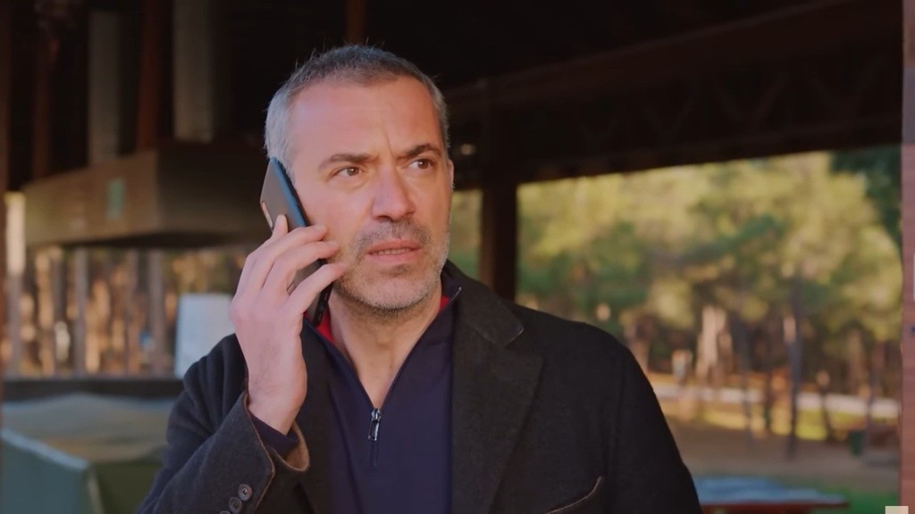 Bulent rozmawia przez telefon.