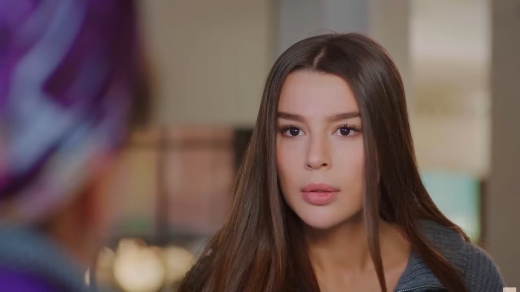 Zeynep otwiera drzwi i patrzy w twarz przybyłej.