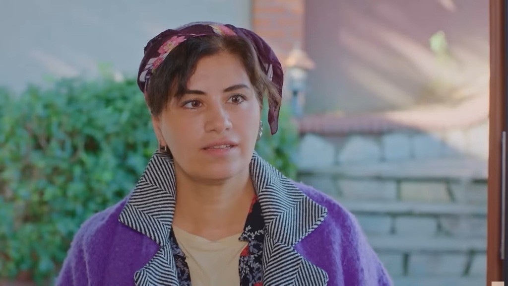 Zbliżenie na twarz Fatmy, która przyszła do domu Feraye.